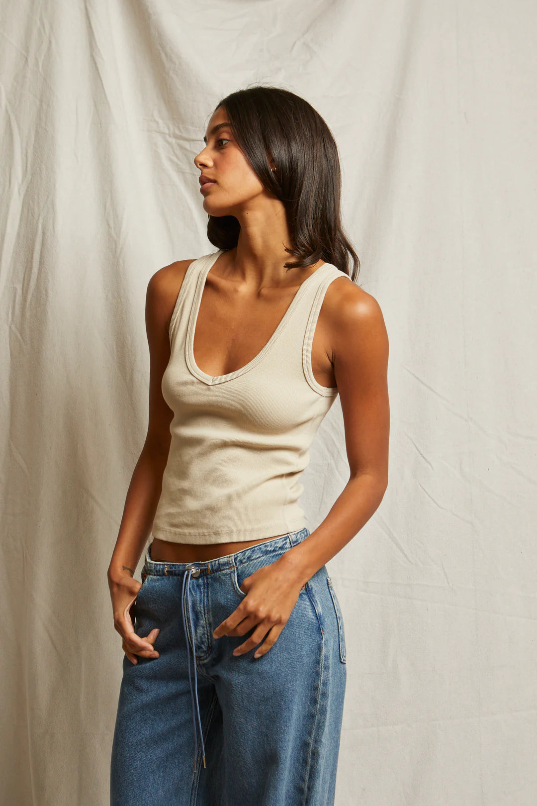 STRUCTURED RIB VNECK